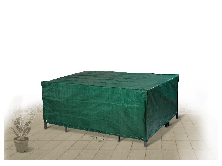Zelený ochranný obal na venkovní nábytek na dlážděné terase, s rostlinou v květináči.