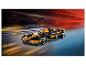 Závodní auto LEGO McLaren Formule 1 na trati s rozmazaným pozadím.