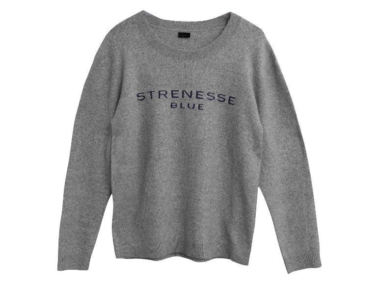 Šedý svetr s kulatým výstřihem a vyšívaným logem „STRENESSE BLUE“.