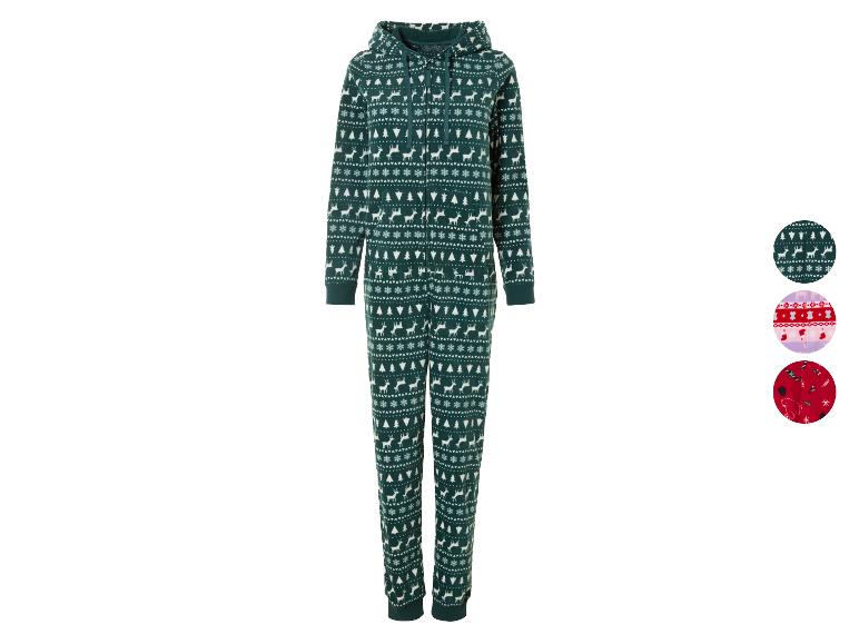 Zelená vánoční onesie s potiskem sobů a vánočních stromků.