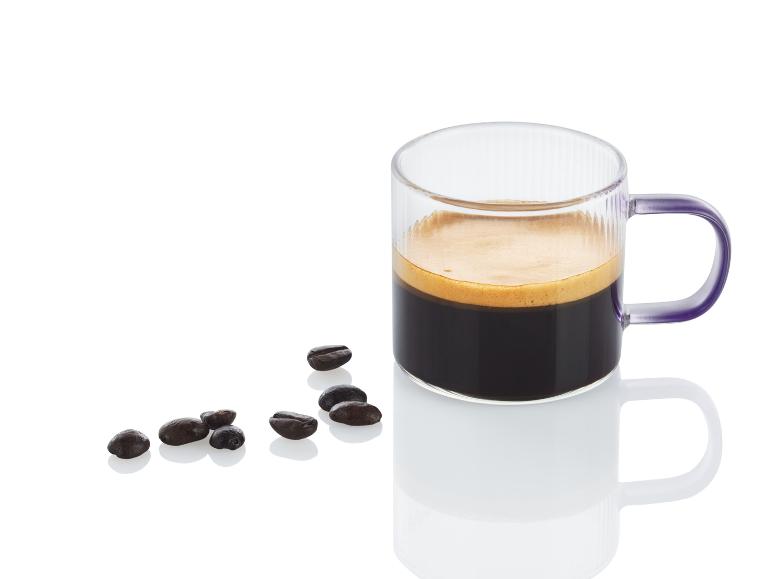 Šálek espressa s kávovými zrny.