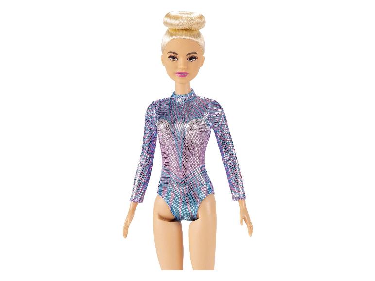 Barbie panenka v třpytivém gymnastickém obleku.