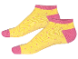 Dva páry žlutých ponožek s růžovými puntíky.