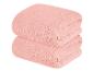 Dva měkké růžové ručníky.
