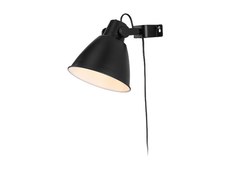 Černá nástěnná lampa s kulatým stínítkem.