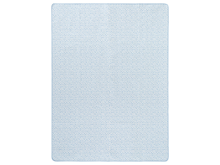 Modrá deka s bílými puntíky.