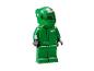 LEGO minifigurka zeleného závodníka s helmou a logem Aston Martin.