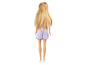Panenka Barbie s dlouhými blond vlasy, oblečená v fialové sukni a bílých teniskách.