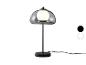 Stolní lampa s kouřovým skleněným stínítkem a černou základnou, s barevnými možnostmi.