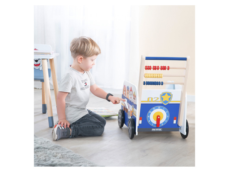 Dítě si hraje s dřevěným autíčkem Paw Patrol s abakusem.