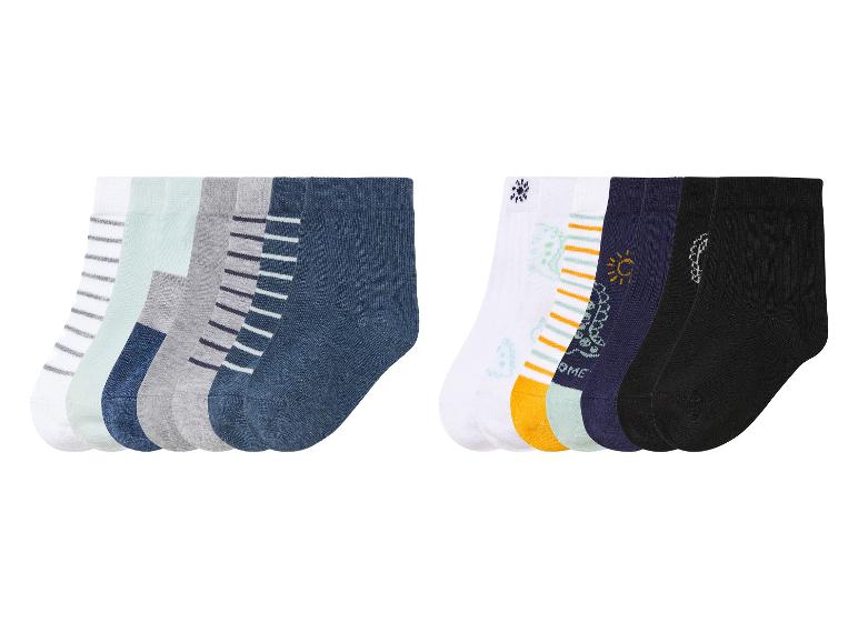 Sada 10 ponožek pro miminka v různých barvách a vzorech.