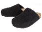 Dva páry černých vlněných pantoflí.