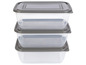 Tři stohovatelné, čtvercové, průhledné plastové nádoby na uchovávání s šedými víčky.