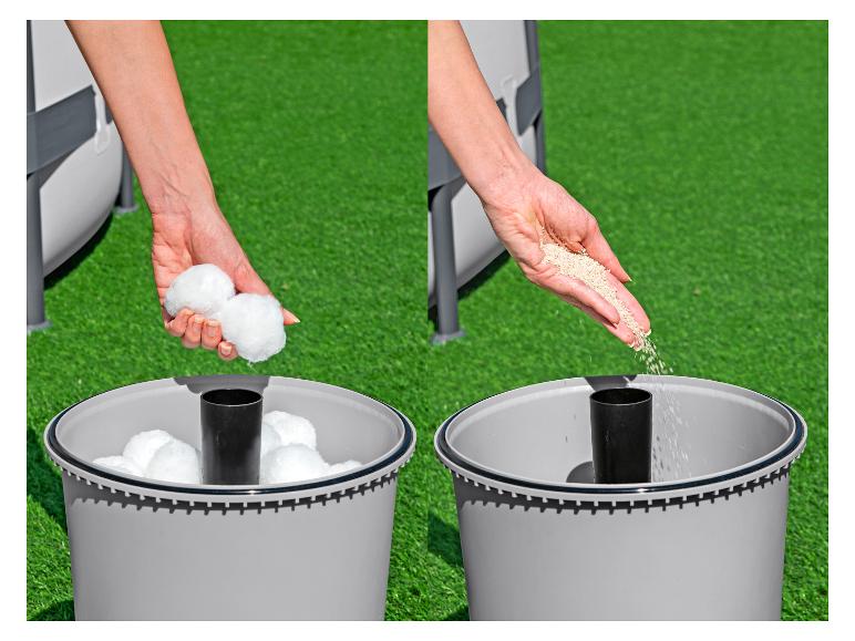 Přidávání filtračních kuliček a písku do pískového filtru bazénu.