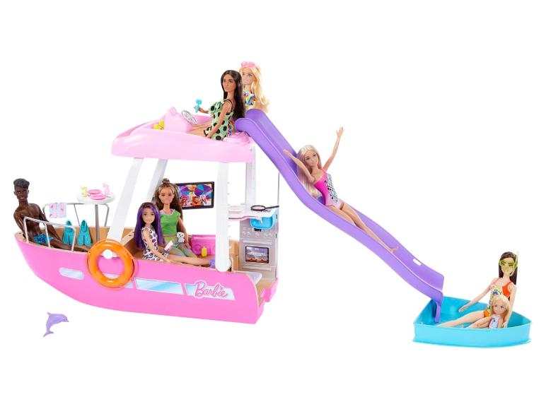 Panenky Barbie na růžové jachtě se skluzavkou a bazénem.