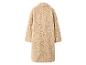 Zadní strana dlouhého, béžového kabátu z teddy fleecu.