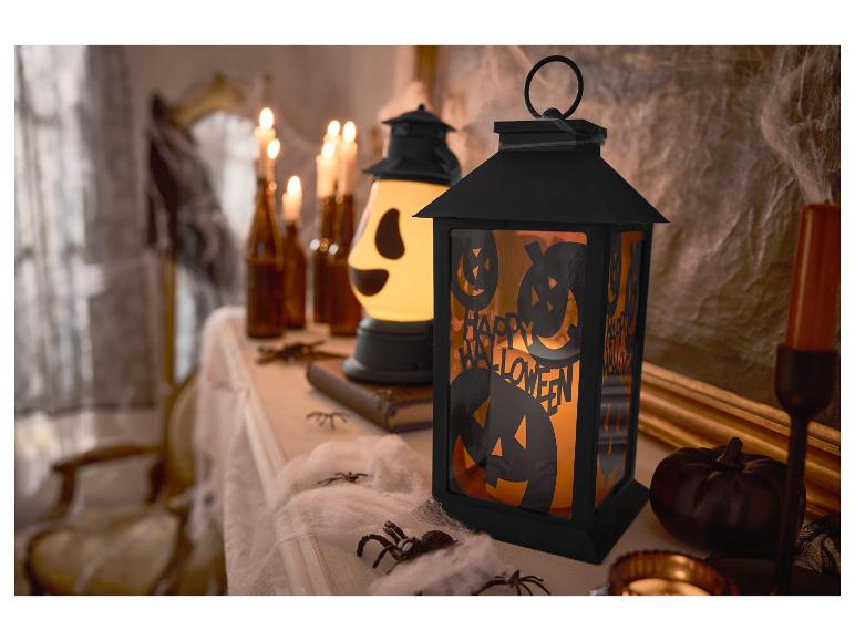 Halloweenské lucerny a dekorace na krbové římse.