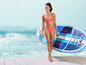 Žena v bikinách s paddleboardem Mistral