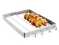 Grilovací stojan Grillmeister s špízy s grilovaným masem a zeleninou.