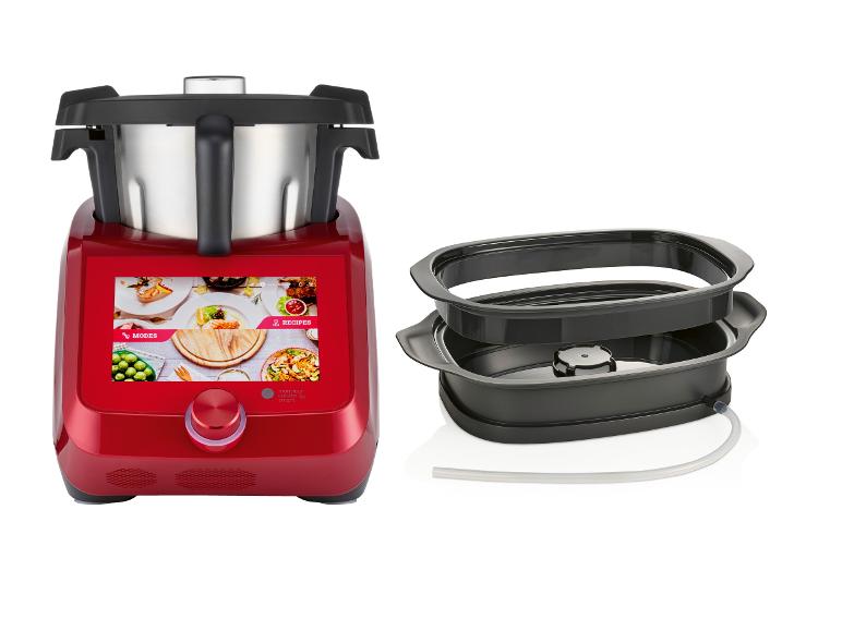 Červený multifunkční kuchyňský robot Monsieur Cuisine Smart s parním košem a příslušenstvím.