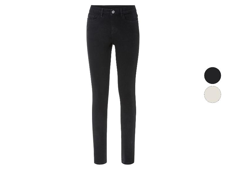 Tmavě modré skinny džíny pro ženy.