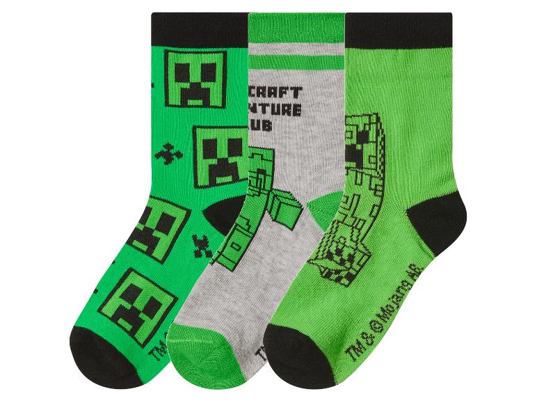 Tři páry ponožek s motivy pixelových postaviček, v zelené a šedé barvě.