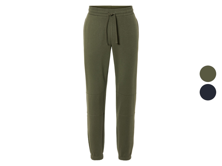 Zelené tepláky s gumou v pase.