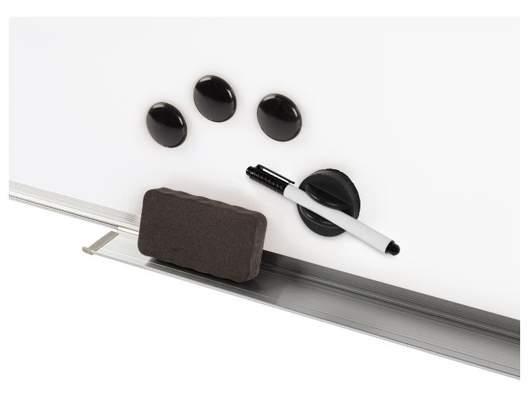 Bílá tabule s houbou, fixem a magnety.