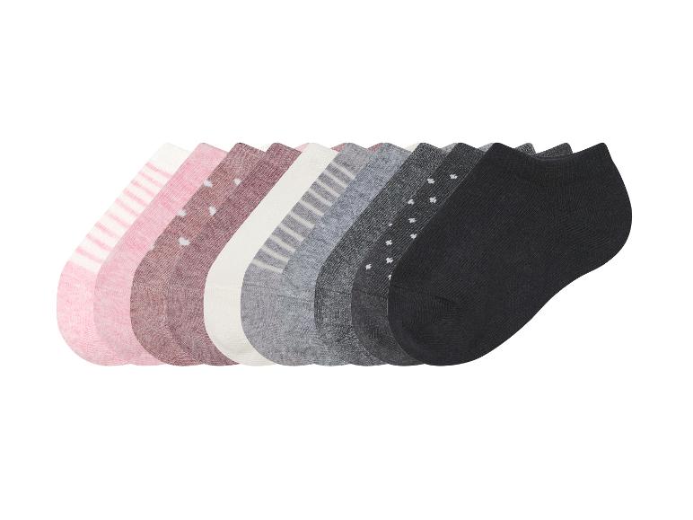 Sada ponožek v různých barvách a vzorech.