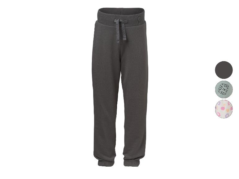 Tmavě šedé tepláky se stahovací šňůrkou v pase, zobrazeny se dvěma vzorovanými variantami.