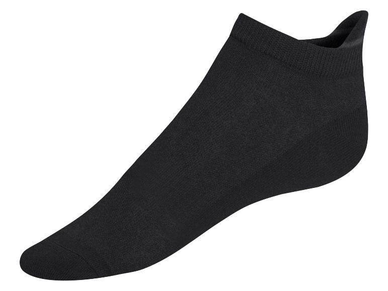 Nízké černé ponožky.