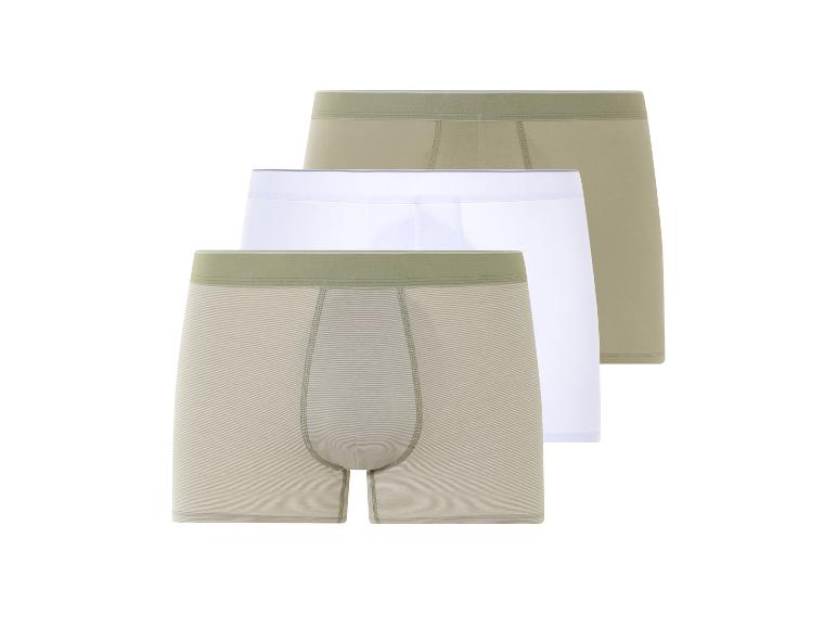 Tři boxery: béžové pruhované, bílé a jednobarevné béžové.