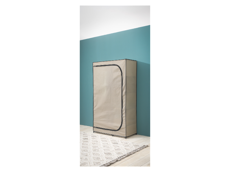 Béžová textilní skříň na zip, na koberci v tyrkysové místnosti.