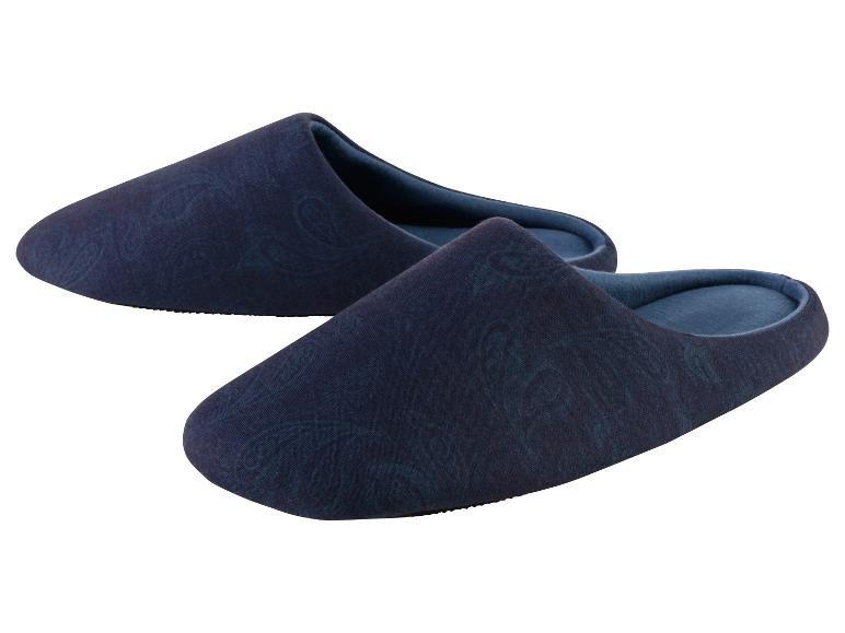 Dva páry modrých pantoflí s paisley vzorem.