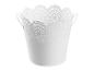 Bílý kovový kbelík s ozdobným okrajem