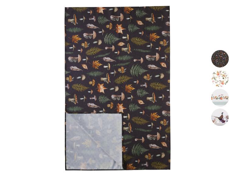 Kuchyňská utěrka s motivem hub a podzimních listů.