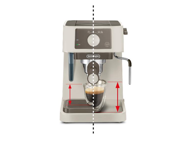Espresso kávovar se šálkem kávy a nastavitelným podnosem.