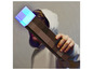 Dítě drží Minecraft lampu ve tvaru pochodně.