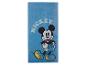 Modrá osuška s Mickey Mouse.