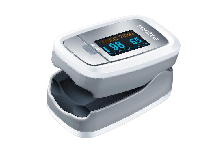 Bílý pulzní oxymetr Sanitas s displejem zobrazujícím 98% a 65bpm.