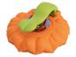 Oranžová hračka se zelenou houpačkou.