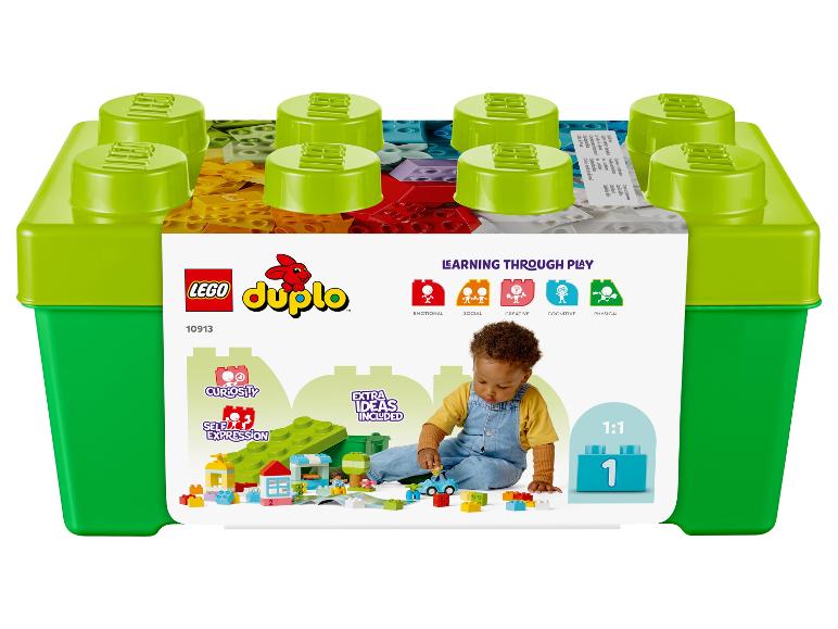 Úložný box LEGO Duplo s barevnými kostkami a hrajícím si dítětem.