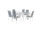 Zahradní nábytek: bílý obdélníkový stůl a šest šedých židlí.