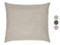 Šedý polštář s pruhy.