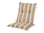 Béžovo-bílý pruhovaný polštář na židli.