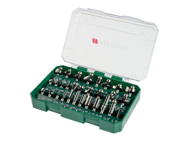 Sada frézovacích bitů v zeleném pouzdře s průhledným víkem.