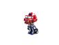 Červená a modrá transformující se hračka Optimus Prime na bílém pozadí.