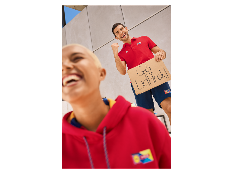 Červená mikina s kapucí a červené Lidl-Trek polokošile.