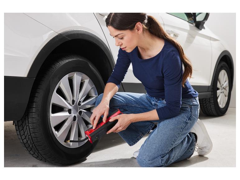 Žena používá pumpu Ultimate na auto.