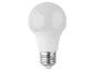 Bílá LED žárovka s paticí E27 na bílém pozadí